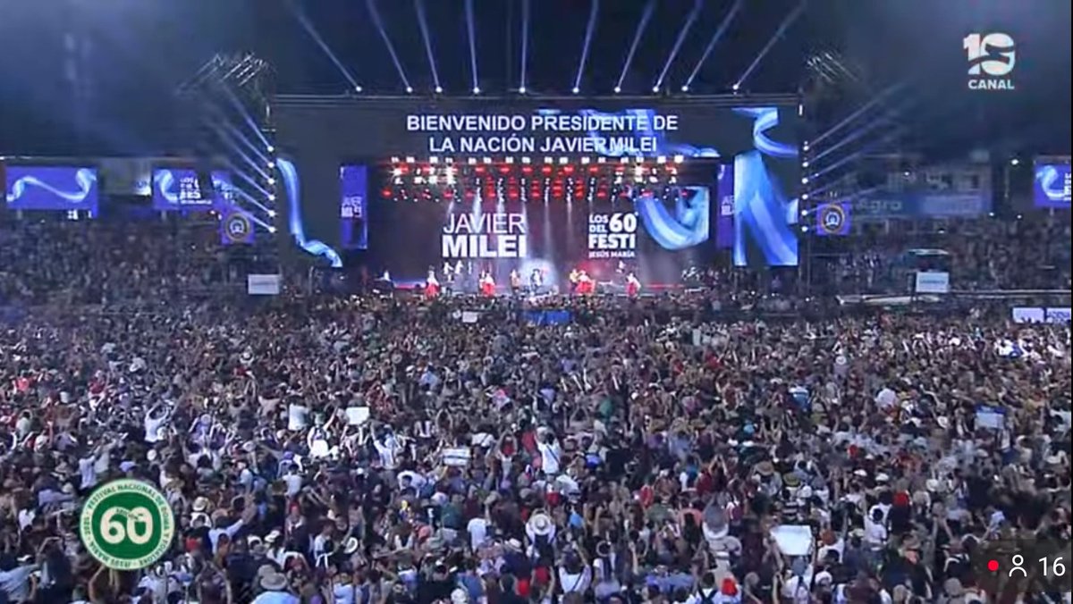Javier Milei saluda a 1 millón de personas en el Festival Nacional de la Doma mientras canta el Chaqueño Palavecino. Qué espectacular.