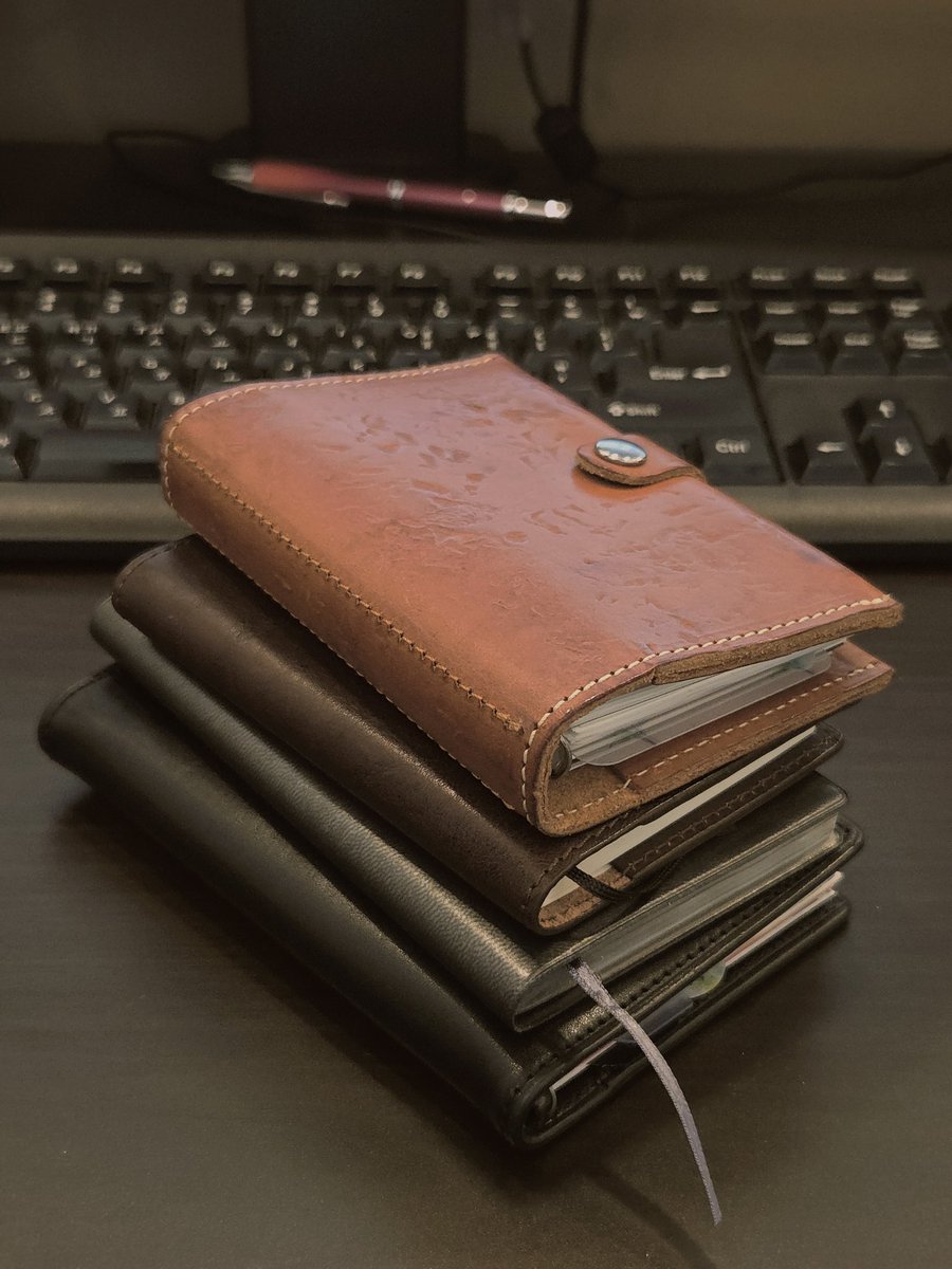 출퇴근할때 가방 필수노트들
올어스 m6_관리장
투데일리 56_투두리스트
포오뷰커버 mda7_민음사 일력필사
헤비츠 여행자노트 a8_막노트 및 각종리스트