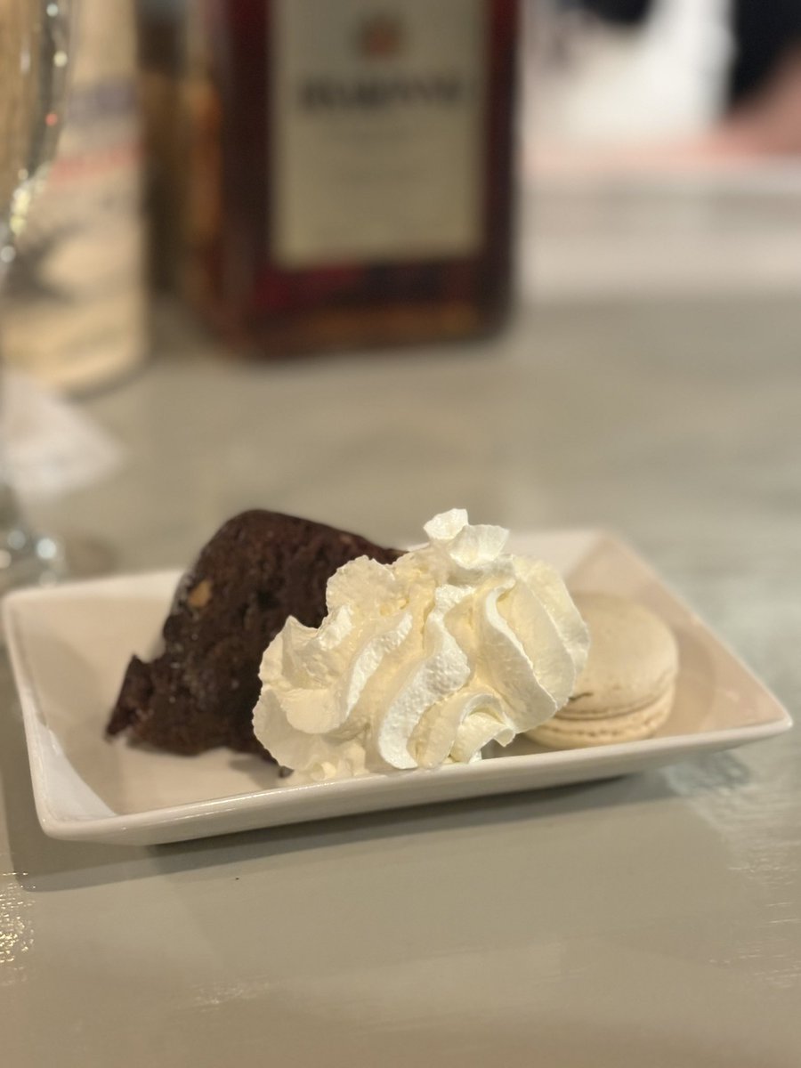 最近マカロンをお供にワインやるのブームです