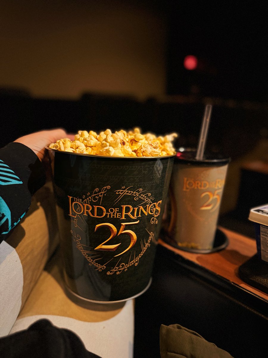 LightsOutLinds's tweet image. Sitting with a bunch of fellow LOTR nerds getting ready to watch LOTR: The Fellowship of the Ring Extended edition for their 25th anniversary is making my whole month. 

This popcorn bucket tho 😍