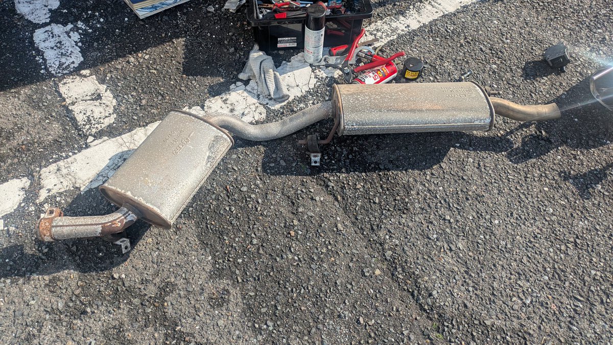 マフラー折れたんで純正を手配したんだけど、いっそ切り詰めて社外マフラーに替えてしまうほうが良い気がする 