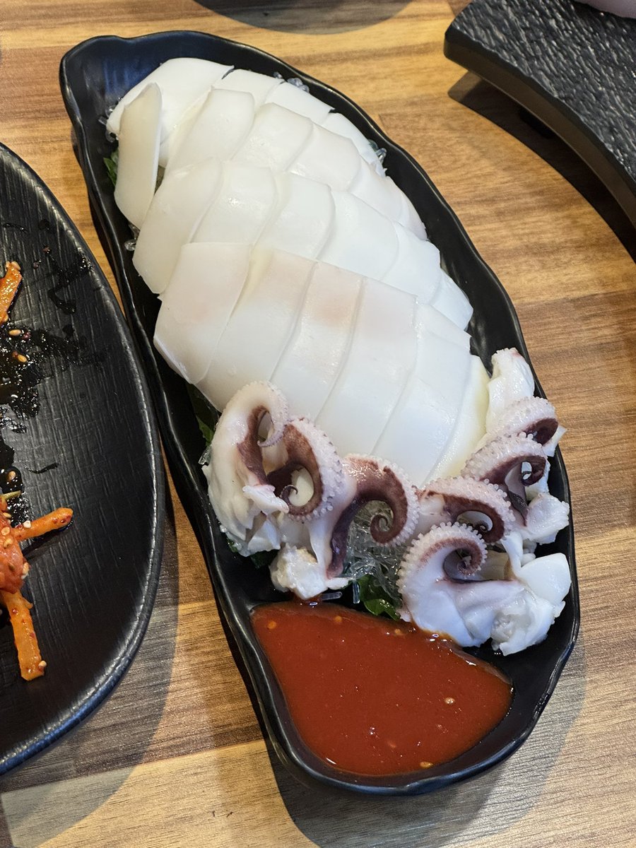 군자 소랑도
유명한 집은 이유가 있다.. 간재미무침 삼치회 갑오징어숙회 전부 다 맛있었고 무침 시키면 수육 추가 필수.. 횟집에서 웬 수육이냐고 추가 안 하려다가 다들 먹길래 시켰는데 안 먹으면 후회했을 듯 무침 거의 다 먹으면 대접에 참기름 가득 뿌린 밥을 주시는데 이것도 미쳤고 탕도 존맛