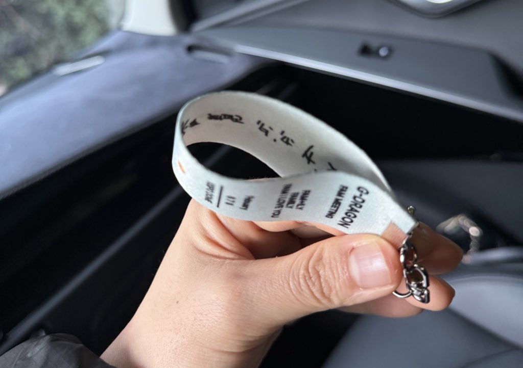 VIPBang__819's tweet image. 왔다 !!!!
영배 첫 팬미팅 키링을 모티브로 
울 지용이 손글씨로 가득 채워 만든 첫 팬미팅 
키링 지인분들 팬미 때 드리려고 만들었는뎅 
내 자리 한자리만 줘요 제발 🥺🩵