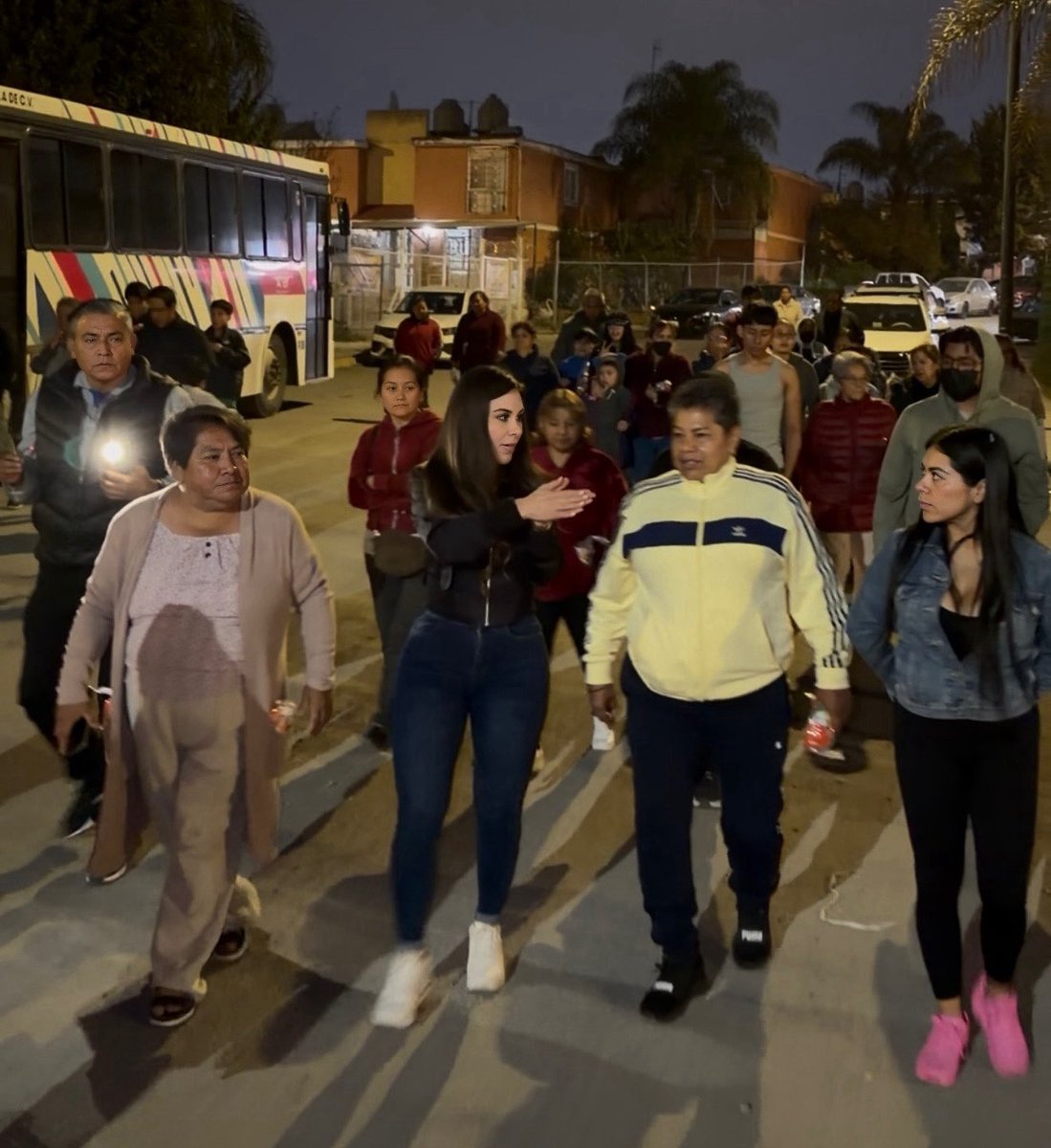 El compromiso se demuestra en el territorio.
Seguimos visitando colonias, escuchando y atendiendo directamente a la ciudadanía, porque ahí es donde se construyen las soluciones reales.