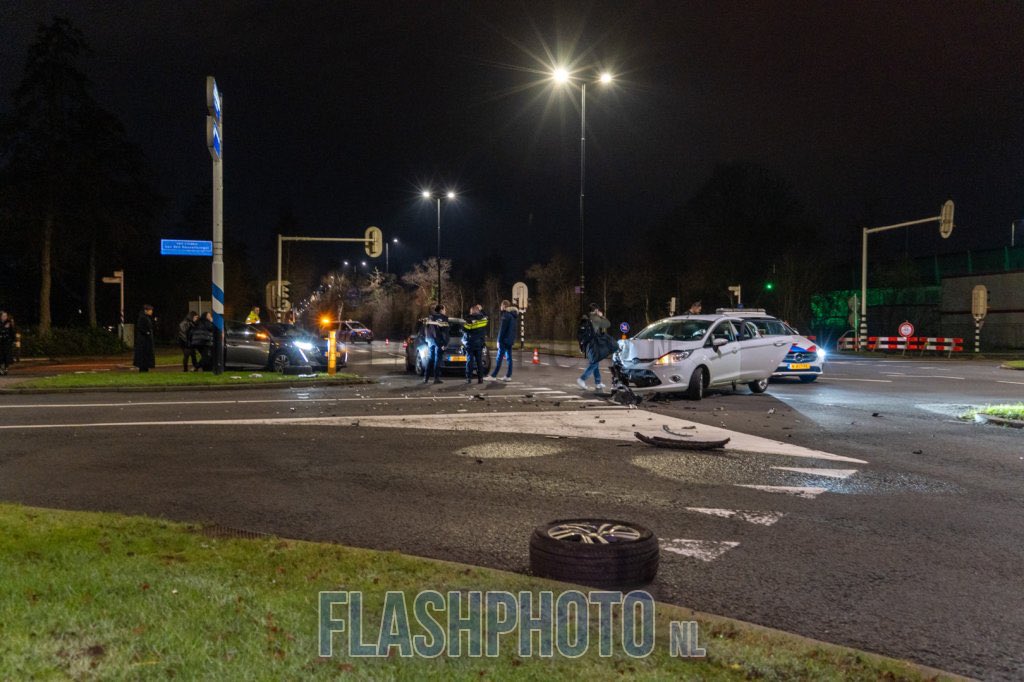 Grote ravage bij nachtelijk ongeval op kruispunt in Vlaardingen