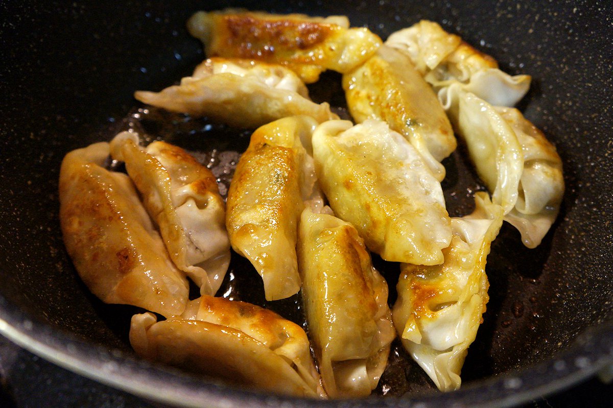 paricco's tweet image. ニュースレターの連載が配信されました！今週はコラム回。月に1回気まぐれに発生する、無料読者登録で誰でも最後まで読める回です。　【1月のコラム_2】炒め餃子の夜 paricco.theletter.jp/posts/5e9aec30…