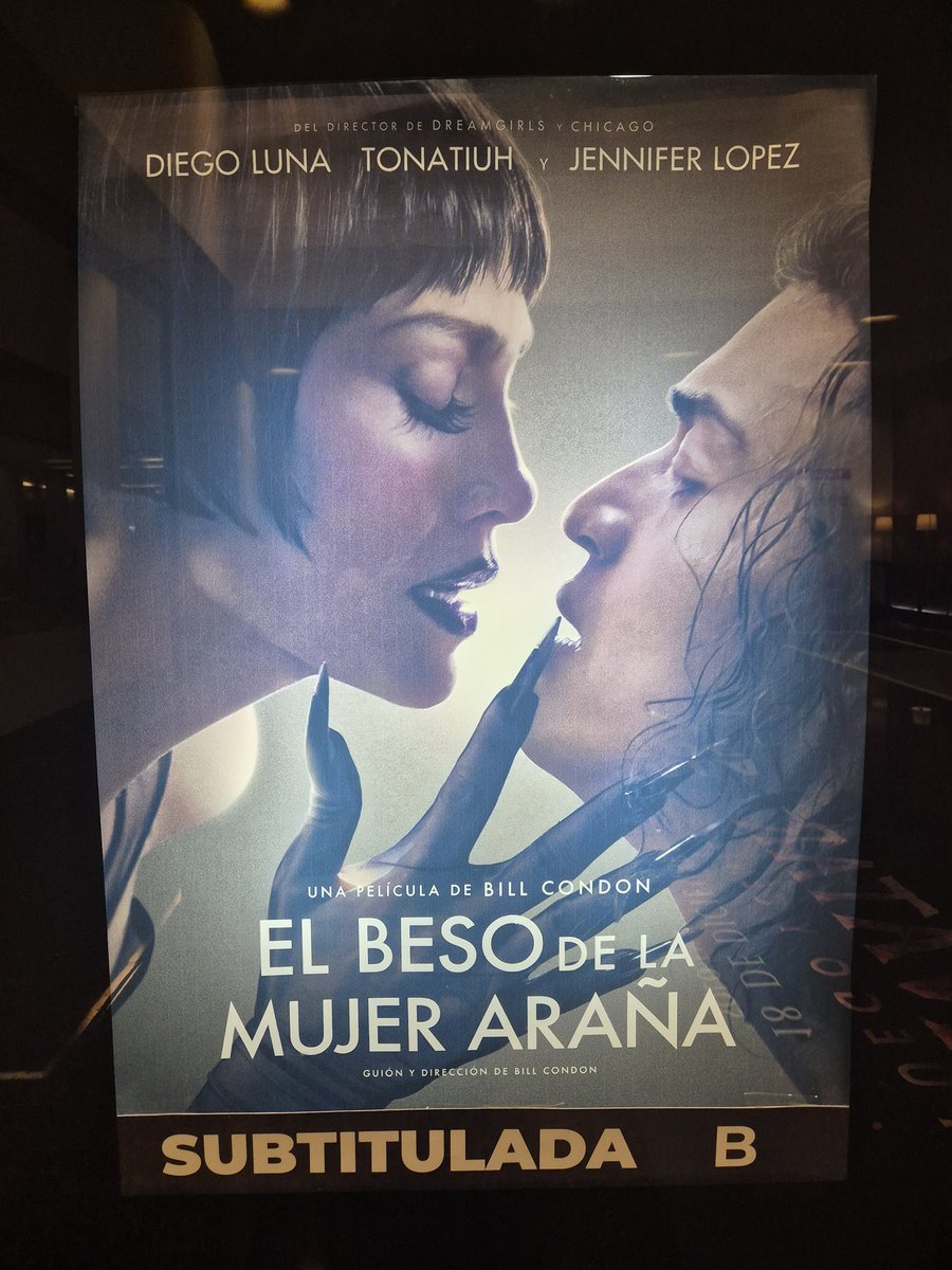 De verdad, de corazón, les recomiendo ver "El Beso de la Mujer Araña". EXCELENTE. Salí del cine llena de un montón de cosas buenas.