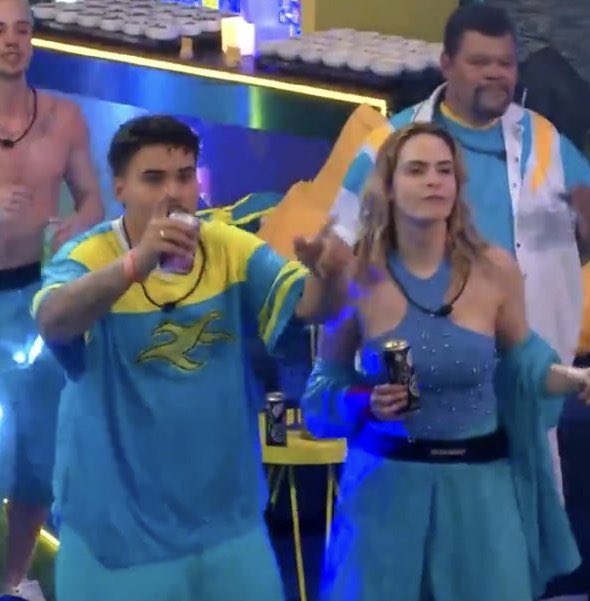 Oi ana, vi aqui que vc tava curtindo a festa e queria saber, voce acha que a esquerda brasileira foi muito influenciada pelo liberalismo americano e por isso tem aversão a processos revolucionários DE VERDADE e acabam comprando a ideia de defender uma democracia burguesa??