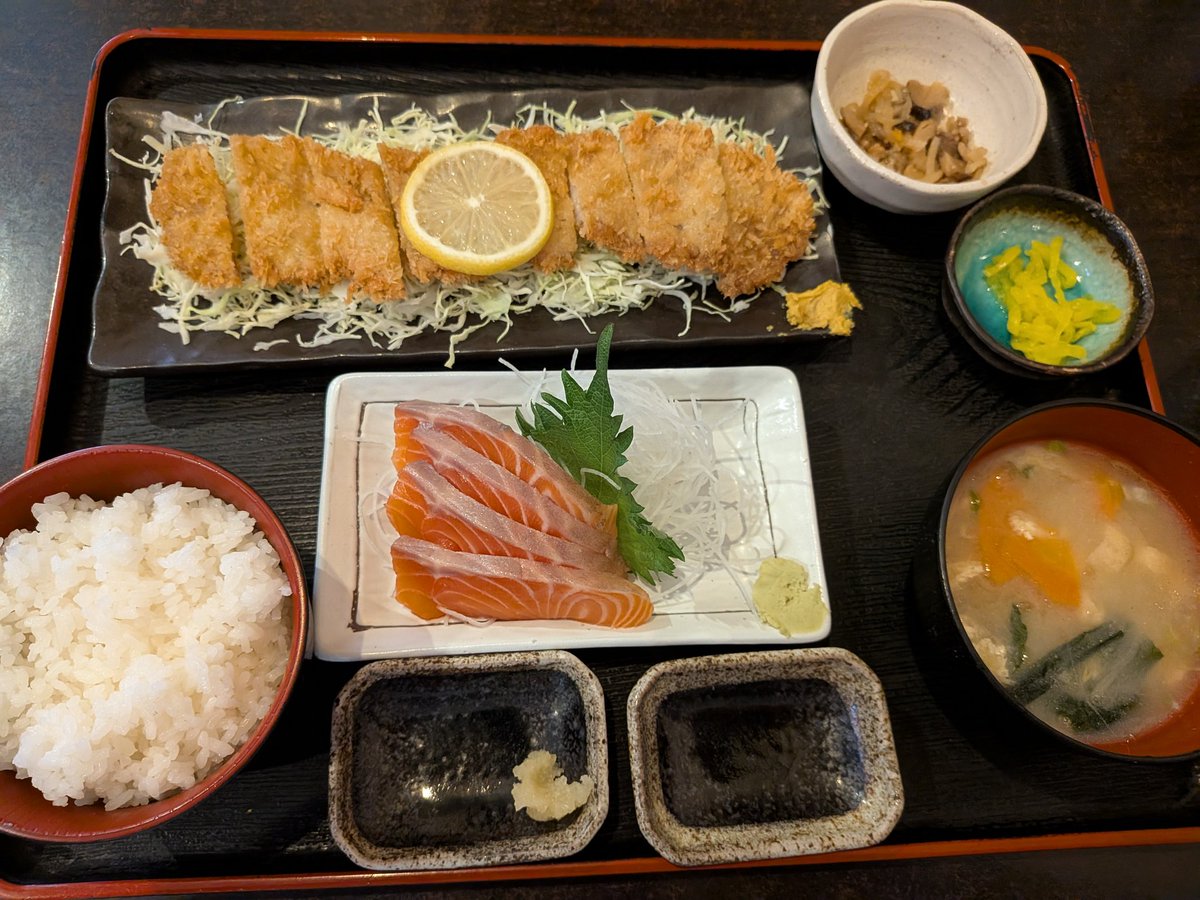 本日の家（日本）の近所の定食屋1300円（9ドル弱） でも海外が長くなると例え40ドルでも定食が食べたくなるのはわかる…ドレスデンで食った謎の日本食とかオーストラリアで食べた謎の味噌汁とか…  10日程度の旅行でも後半になるとそうなるから… （なので私には海外生活は無理…）