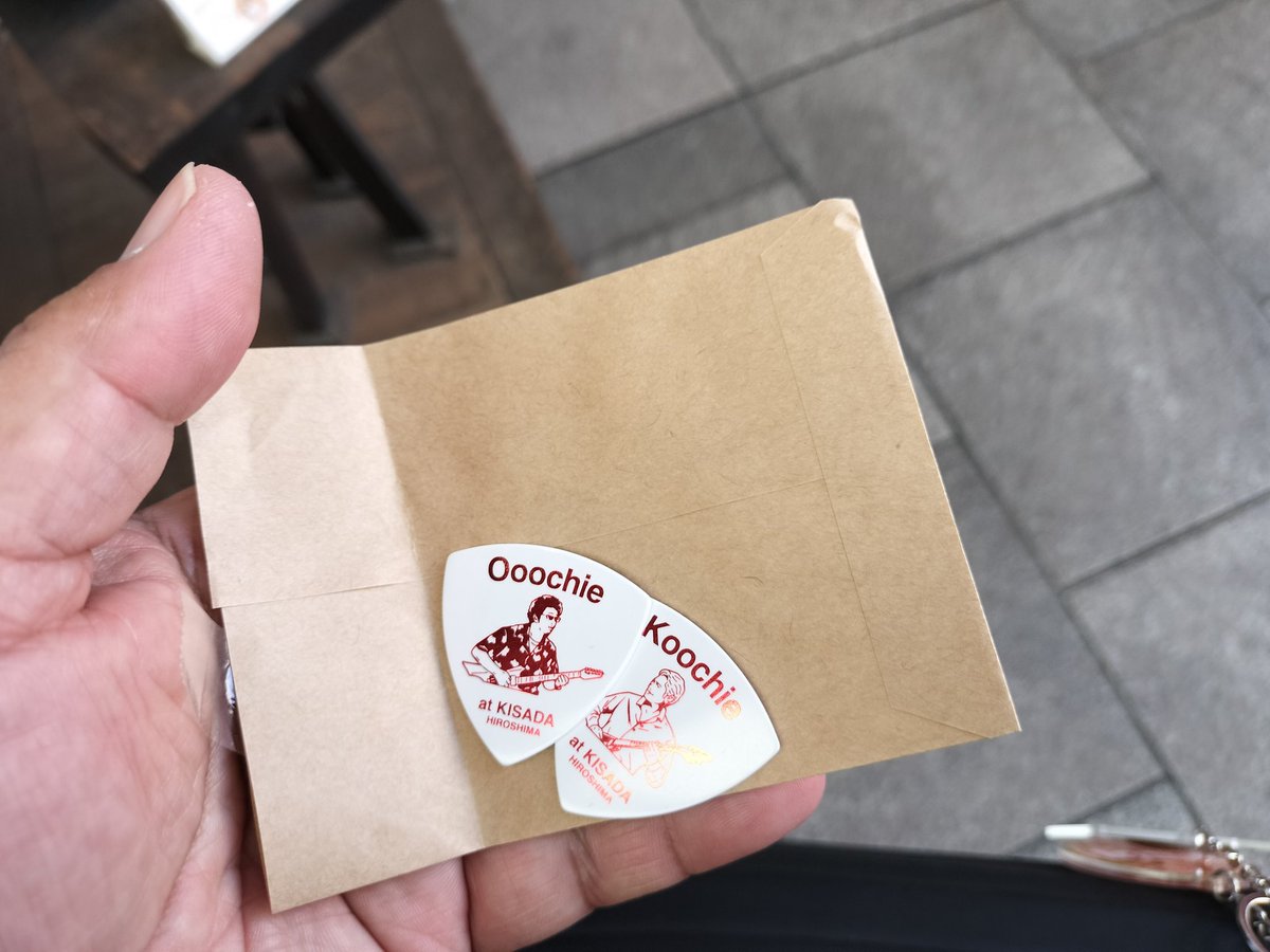 tamixman's tweet photo. という事で、
またふらっと広島へ。

目的だった木定楽器店さんの
オチコチ店頭限定色販売のピックを2枚買いました。

 #奥田民生
 #OoochieKoochie https://t.co/M86t2T9nJB