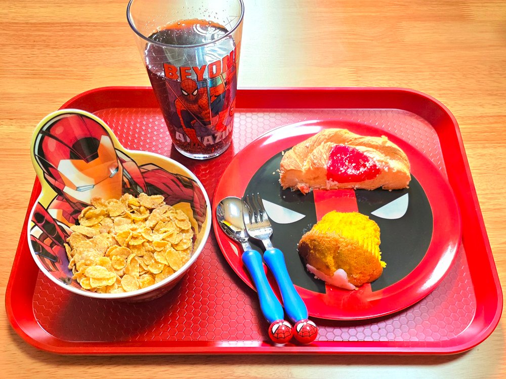 엄마는 네 조카도 이것보단 어른스러운 식기에 밥 먹는다고 웃으셨지만 나는 이것이 대메이저 장르의 권력이라고 생각해