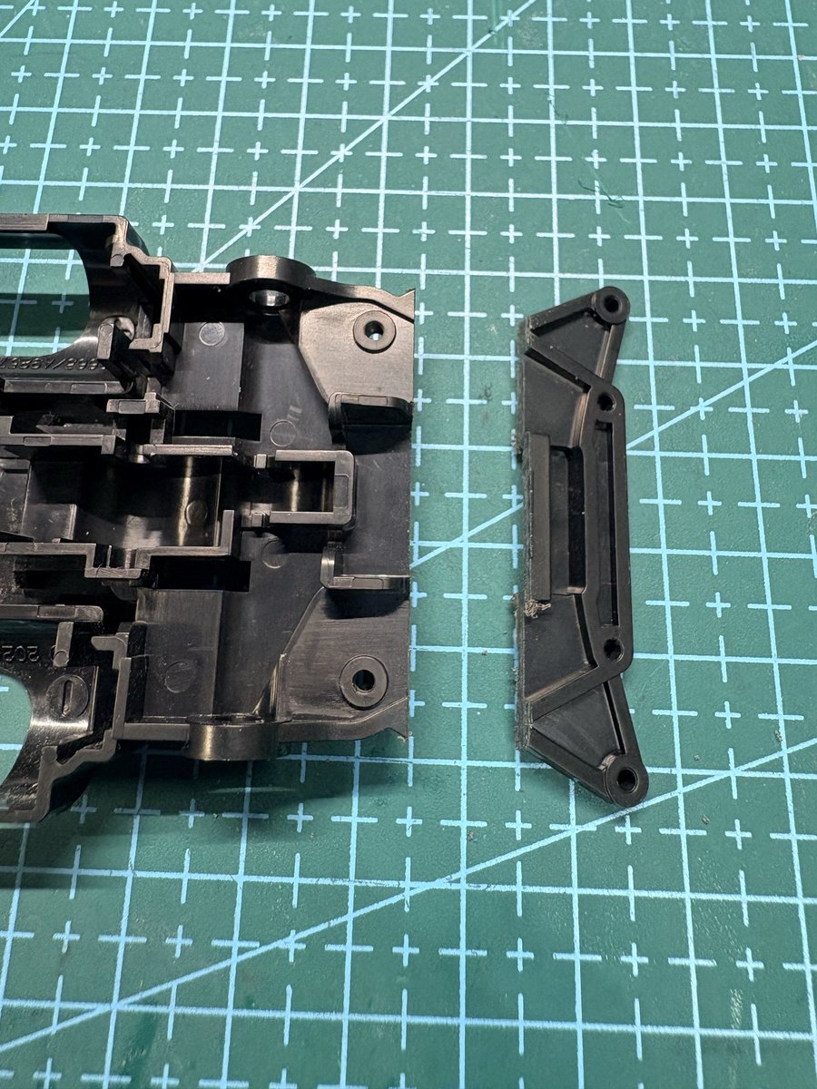 ShadowBreakerZ3's tweet image. とりあえず適当にMEバンパーぶった切り
どうせ後でチリ合わせするから適当w
#ミニ四駆