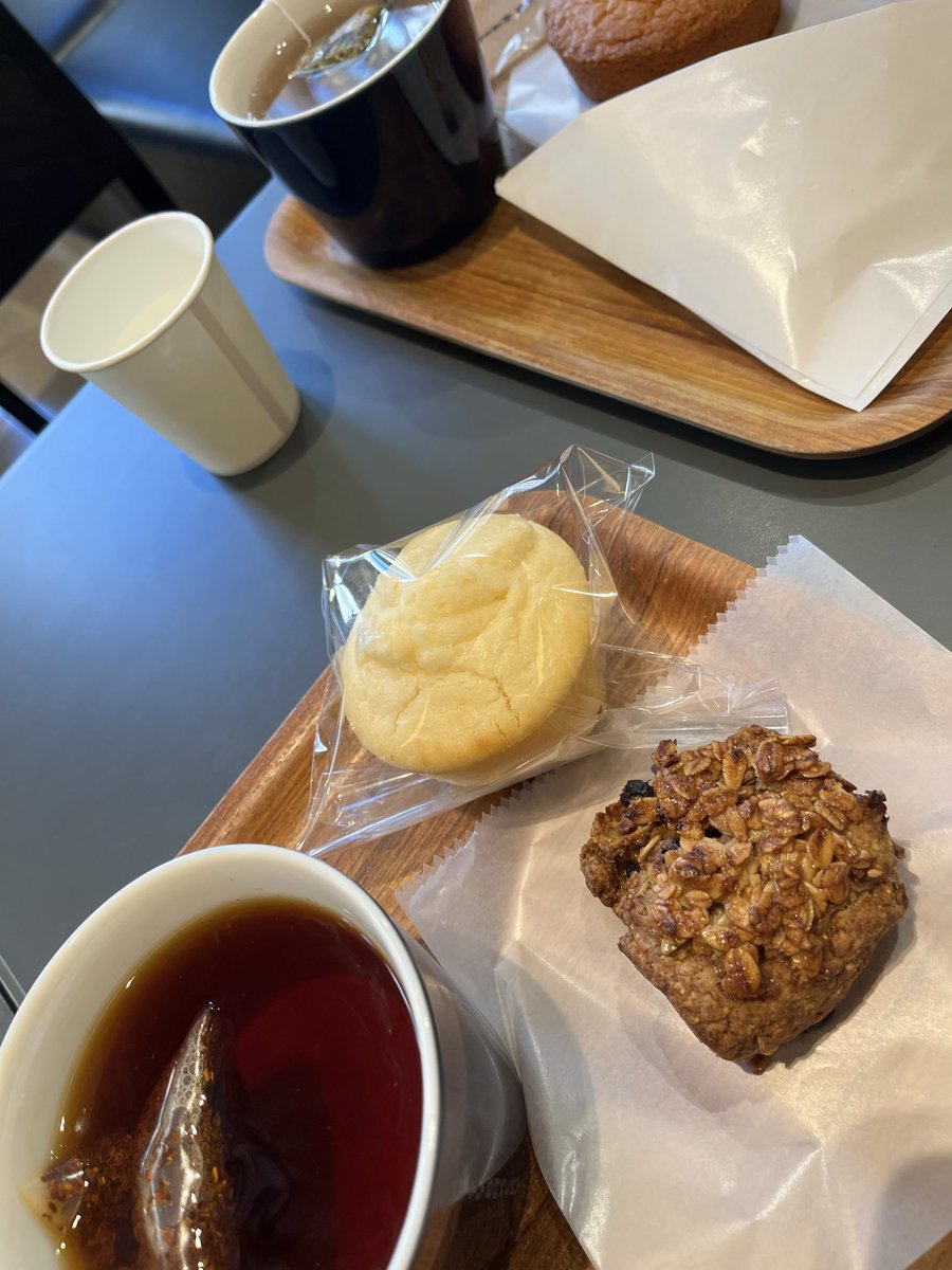 今日の朝カフェ会は働き方の話がメインに。採用苦労してる、昇進断ってる、年末年始休めなかったなどなど会社の規模も働き方もみんな違うけれど、昨日見たポリタスの内容がかみ合って面白かった。組織の話、働き方の話、仕組みの話。私たちはエモく地味に働きたいw安心して誠実に。おしゃべり楽しい。