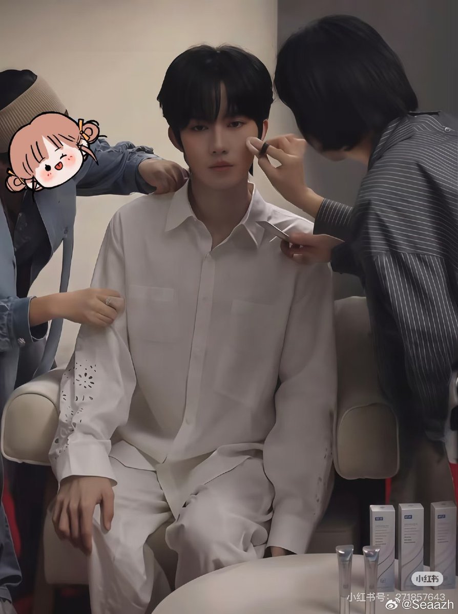 cheseecxke's tweet image. Why do I see Huangxing here like a doll? 😭 OMG where can i buy this doll? I WANT IT.