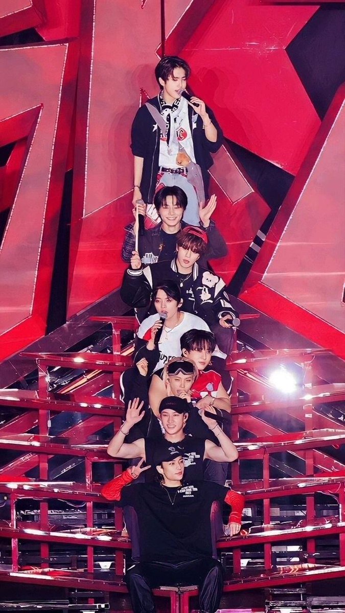 rinitabella's tweet photo. Stray Kids no existe para ocupar el lugar de nadie.

Stray Kids no compite.
Stray Kids crea .

No heredan tronos,
construyen su propio reino

No siguen moldes, los rompen.
No piden permiso, toman riesgos.
No persiguen tendencias, las provocan. https://t.co/ET021ZPzab