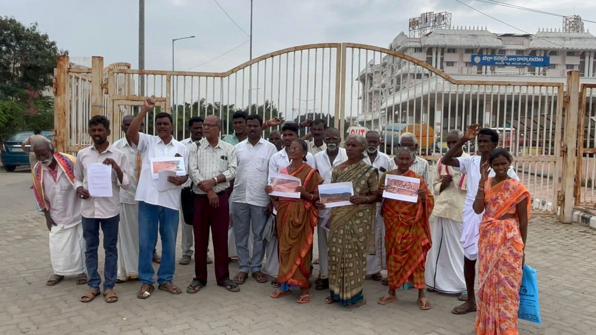 challamb's tweet image. @AndhraPradeshCM @ncbn sir @APDeputyCMO @PawanKalyan sir @naralokesh sir మా గ్రామాలలో పరిస్థితి తీవ్రంగా మారింది. #SaveVillage ఉద్యమంగా గ్రామ ప్రజలు స్వచ్ఛందంగా నిరసనలు ప్రారంభించారు. అన్ని వైపులా గ్రామస్తులు ప్రశ్నలు లేవనెత్తుతున్నారు. ఎవరు ప్రశ్నించినా, కొందరు లోకేశ్ గారి పేరు