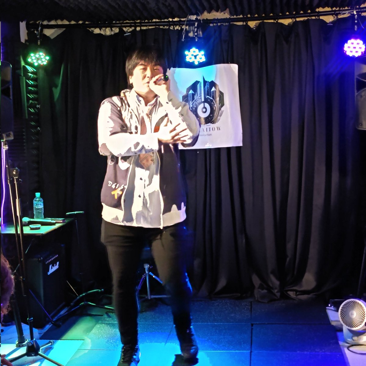 茅場町TAKAITOW
HAPPY NAO YEARライブ開演！
トップバッターは主役の…
武井直紀くん！
TAKAITOWさんのサイリウムを借りて応援してるよー！