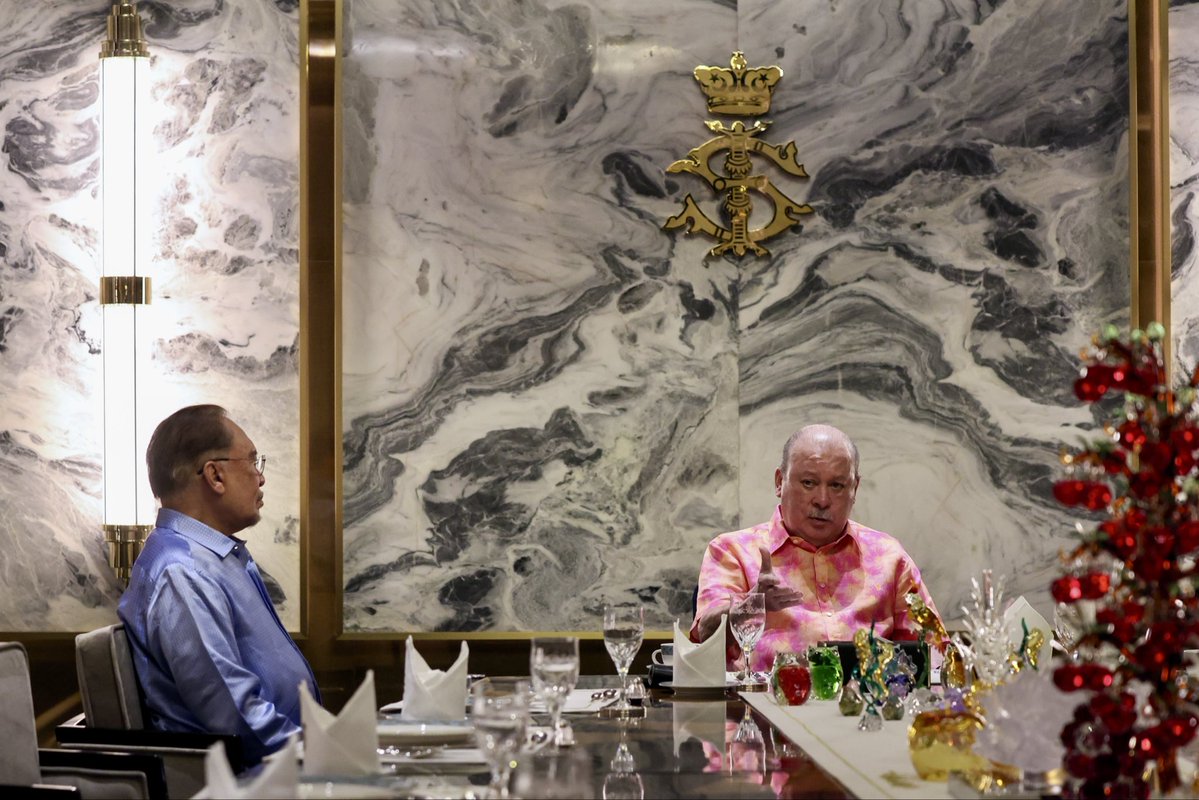 anwaribrahim's tweet image. Menghadap KDYMM Seri Paduka Baginda Yang di-Pertuan Agong Sultan Ibrahim sambil menyembah maklum perkembangan hal ehwal semasa negara.

Dalam pertemuan tersebut, saya turut mempersembahkan perkara-perkara berkaitan urusan pentadbiran Kerajaan serta ikhtiar berterusan bagi…