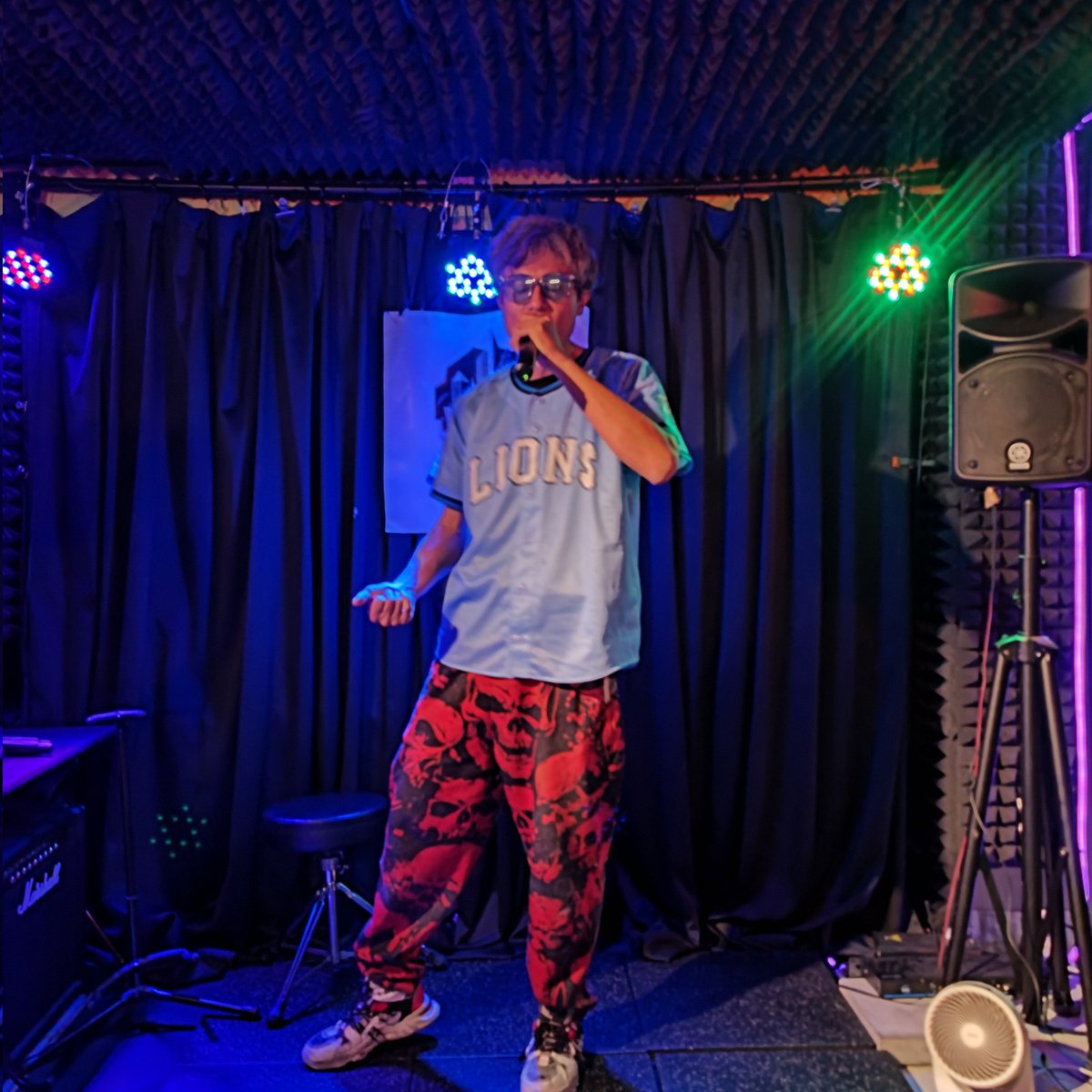 HAPPY NAO YEARライブ…
2組目は…
若林賢斗くん…なんだけど、
本人はキャバクラに行っちゃったらしく…(笑)
野球シンガー若林くんが変わって出演してるらしいww
ちなみに5人組グルーブに所属していて、2曲ダンスをセトリに入れてるそう。