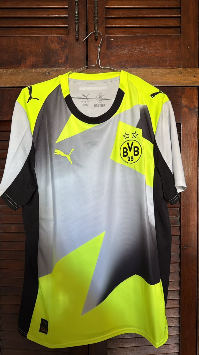 Buke20032002's tweet image. I’ve showed around and no one seems to like it. But I find it to be it’s own kind of beautiful. No idea why it arrived with no sponsor though. Heja BVB 💛🖤