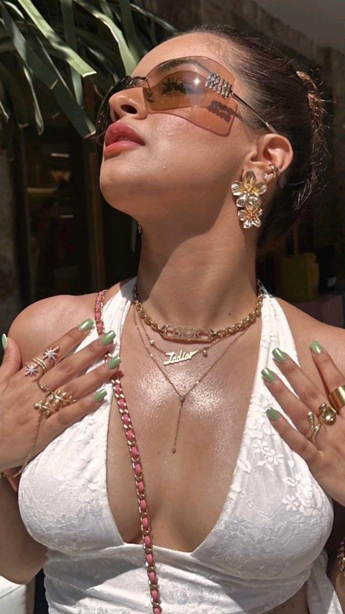 DesiSinVibe's tweet photo. Lips wet, tits begging, Avneet waiting for a dick to slide between ‘em💦🥵🍆🍒😈
#AvneetKaurHot #AvneetKaurSexy #NSFWtwt #Hornytwt #ThirstTrap #DesiBaddie #Cleavage #Viral https://t.co/HBvls5Q2eh
