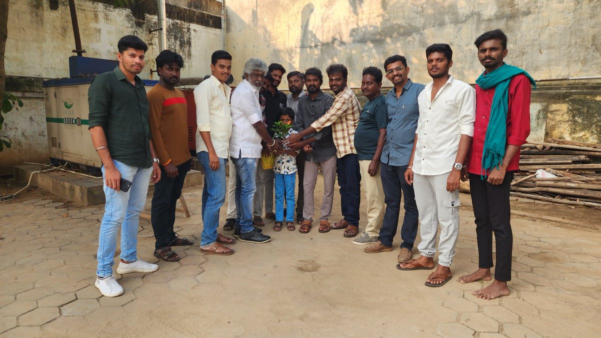 SkfcAlangulam's tweet photo. தென்காசி மாவட்டத்திற்கு வருகை தந்த அகில இந்திய சிவகார்த்திகேயன் நற்பணி இயக்க தலைவர் மோகன்தாஸ் அண்ணன் மற்றும் செயலாளர் ஆனந்த் அண்ணன் அவர்களுடன் தென்காசி மாவட்டம் மற்றும் கிளை மன்றம் நற்பணி இயக்க நிர்வாகிகள்🥳🔥

@Siva_Kartikeyan

#SivaKartikeyan #Parasakthi https://t.co/PDOKkObiY0