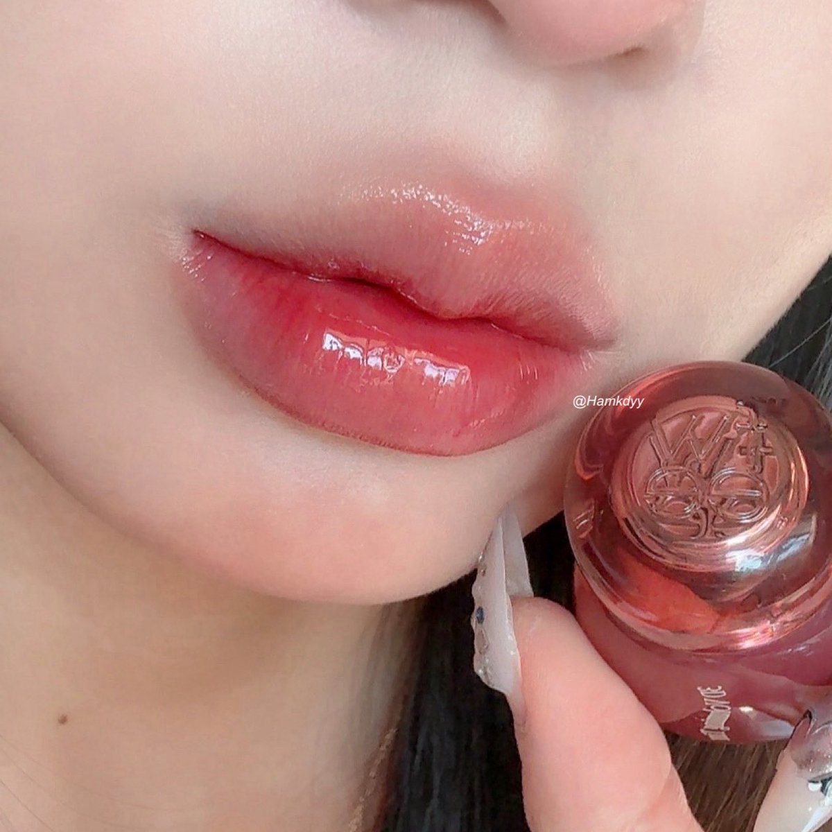 Hamkdy_'s tweet image. รุ่นนี้ไวรัลที่ญปมาก เงากว่ารุ่นก่อน fwee 3D ฉ่ำมากกกกกก ปากเป็นกระจก จะส่องหน้าตัวเองได้แล้วㅠㅠ เติมร่องปาก เบลนแล้วฟุ้งด้วย