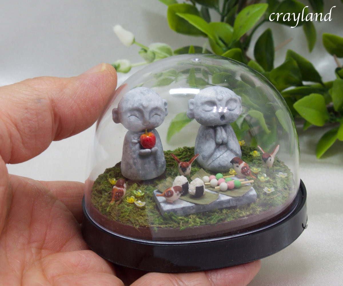 お地蔵さまを作るのが、なんだかとても楽しくなって色んな表情のお地蔵さまを作ってみました。

#クレイアート　#ハンドメイド　
#お地蔵さま　#ミニチュアジオラマ　
creema.jp/c/ysuna
minne.com/@nipring10