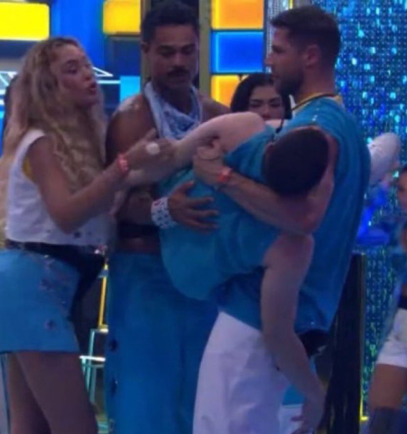 updatecharts's tweet image. Ana Paula antes da festa pro Marcelo: "Me avisa quando eu estiver bebendo e passar do ponto." #BBB26

O Marcelo: