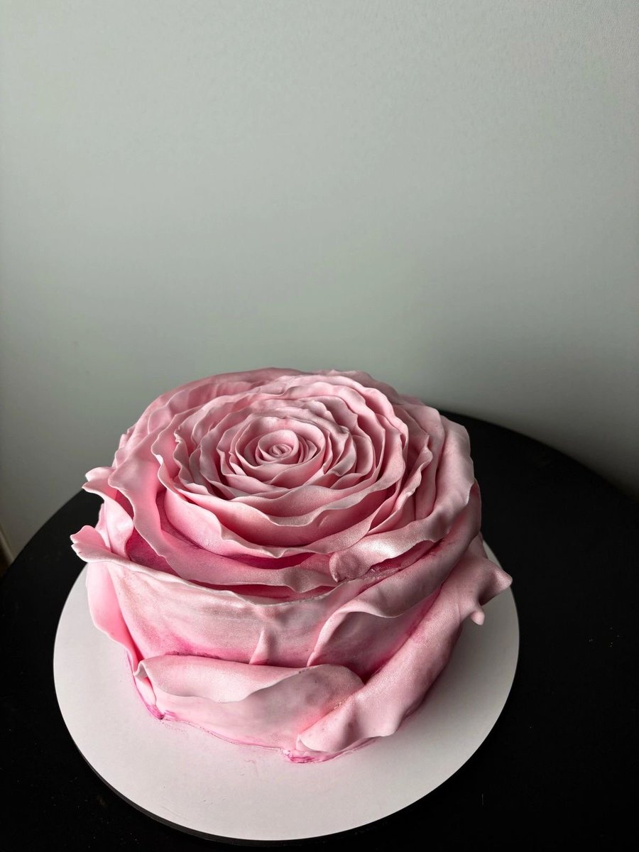 galactamelanin's tweet image. rose cake