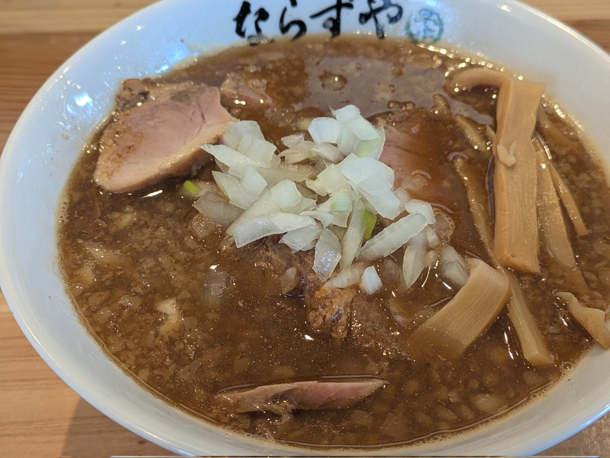 らぁ麺ならずや
背脂煮干熟成黒豆味噌(改)+肉ちょい増

ちょくちょく登場する限定もどれもハイレベル！
店主の接客も最高で朝から元気がもらえます🔥

ご馳走さまでした👏