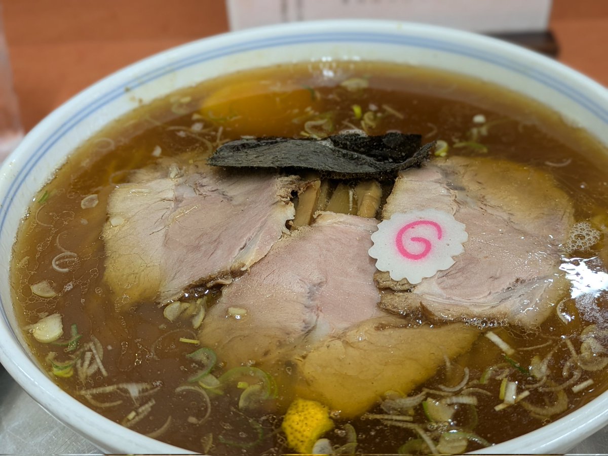 河辺大勝軒
チャーシュー麺

どでかい器にたっぷり入ったスープ
麺の量ももちろん通常でも多い！

🐷は薄いものが+3枚。。
寒い日にぴったりな安定の美味しさでした👏