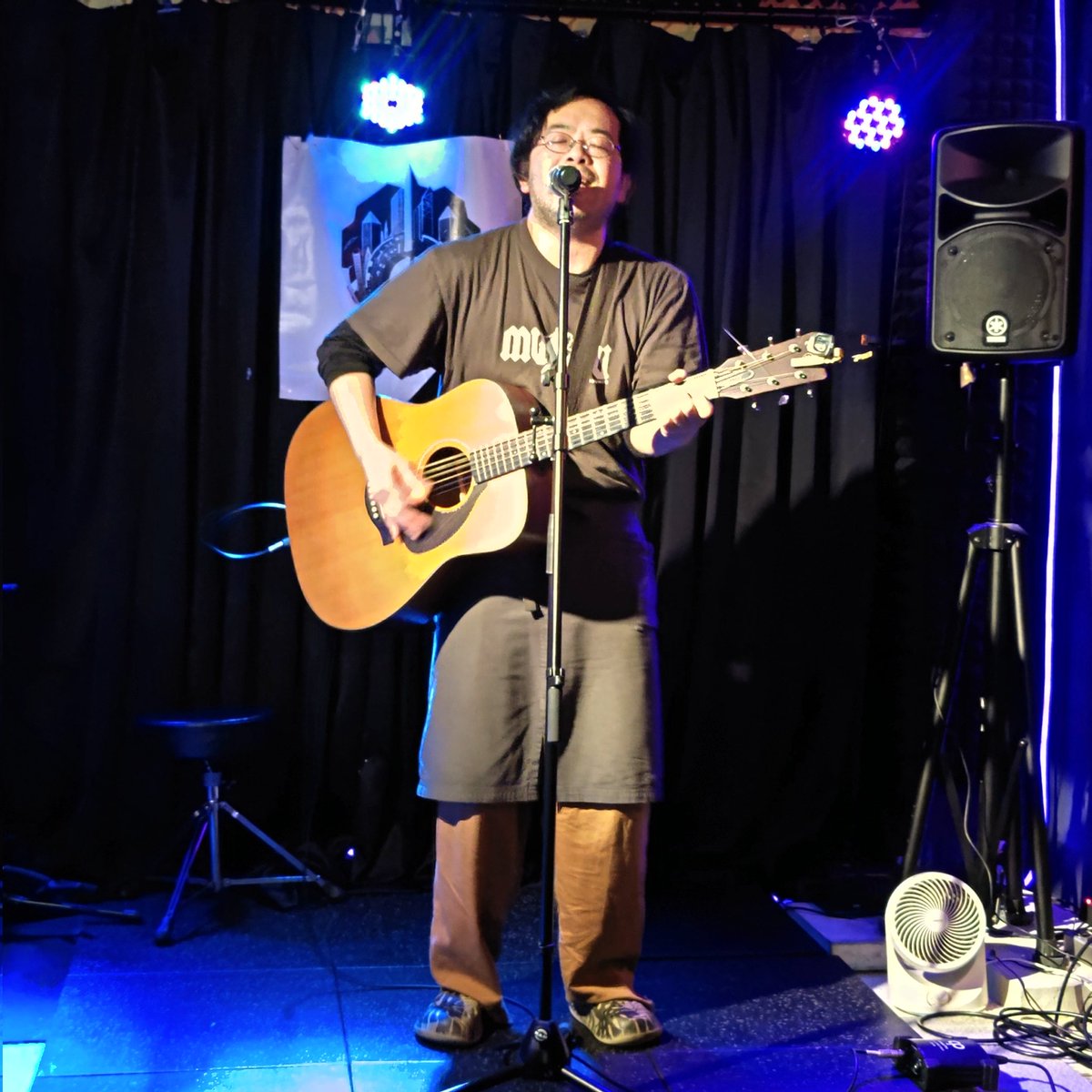 HAPPY NAO YEARライブ
3組目は…
千鳥足勉三さん。
TAKAITOWカレーを作ってからの出演！
ボクはソッコーで注文しちゃいましたTAKAITOWカレー。
ちなみにボクは年下彼女がいいなぁ、と(笑)