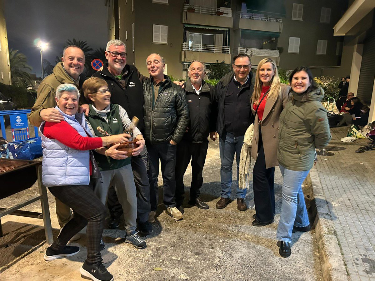 ToniDeudero's tweet photo. Palma en fiestas

Seguimos visitando las barriadas y sus foguerons 

AAVV Plaza Serralta y en Son Quint/ Son Rapinya

 16 de enero de 2026

@ajuntpalma https://t.co/v52JLvsf3u