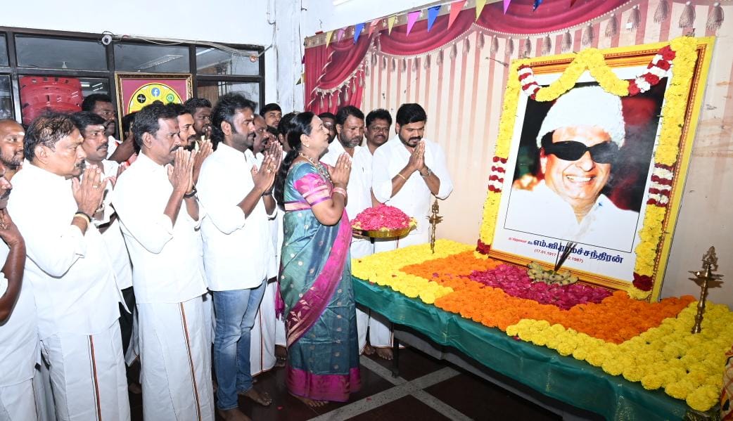 Kalidass1521's tweet photo. *தேசிய முற்போக்கு திராவிட கழகத்தின், புரட்சி அண்ணியார், கழக பொதுச் செயலாளர் திருமதி.பிரேமலதா விஜயகாந்த் அவர்கள் இன்று (17.01.2026) தலைமை கழகத்தில் (கேப்டன் ஆலயம்) தமிழக முன்னாள் முதல்வர் எம்.ஜி.ஆர். அவர்களின் 109 வது பிறந்த நாள் https://t.co/7Lv1aB2N2r