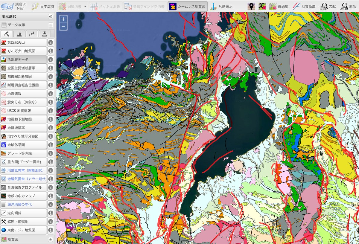 #琵琶湖 、湖が湖であり続けられるのは地殻変動があるからこそ。湖の底が凹み続けなければ、湖に入ってくる土砂で湖は埋ってしまいます。琵琶湖の西には「琵琶湖西岸断層帯」と呼ばれる活断層があります。#産総研 地質図ナビ（gbank.gsj.jp/geonavi/）では活断層は赤線で表示されます。 #ブラタモリ