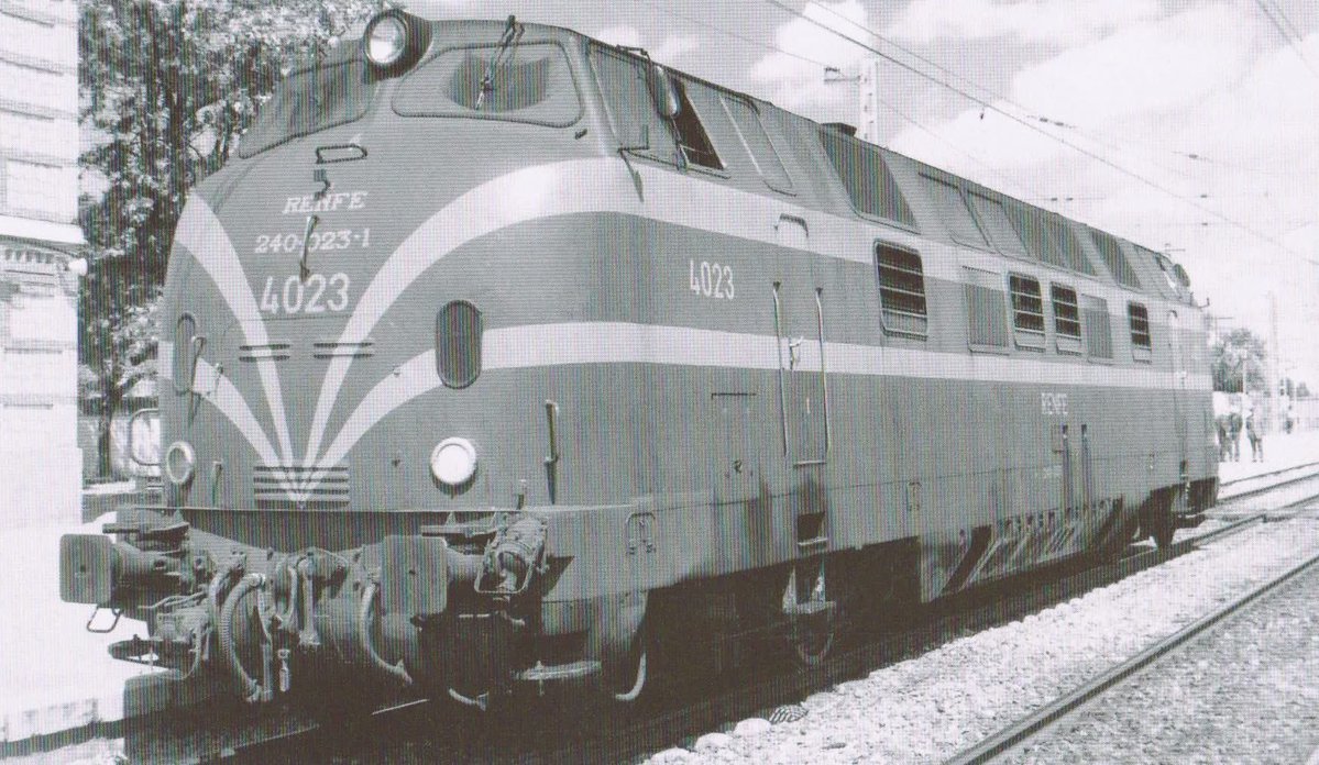 Locomotora diésel-hidráulica de Renfe 4023, en la estación de Valdemoro (Madrid). Marzo de 1984. Foto: M. González Márquez.