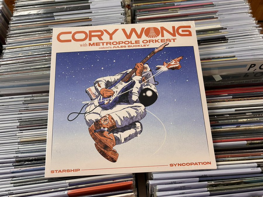 これ今あります。 50人を超えるオーケストラメンバーとギター1本で時に