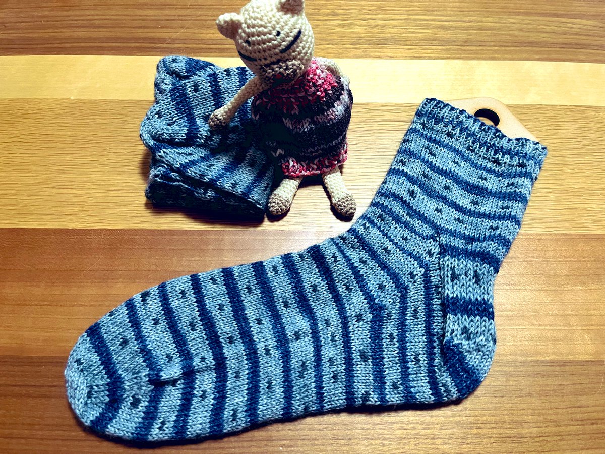 crochet_2525's tweet photo. 年末に頼まれてた靴下
テライさんの福袋の
オパール毛糸で編みました🧶　
9865  約76g
11493 約72g https://t.co/d3ZKxKskUC