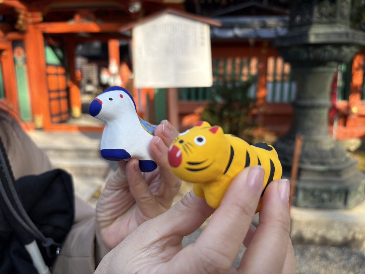 sawanuts's tweet image. 本日は久々に京都のお寺へ行ってきました。
京都地下鉄山科駅から徒歩約20分の山の麓にある毘沙門堂門跡。
ここのおみくじは、張子製。
虎と今年の干支の馬がありました。
1つ500円。丸濃くてとても可愛いです。
