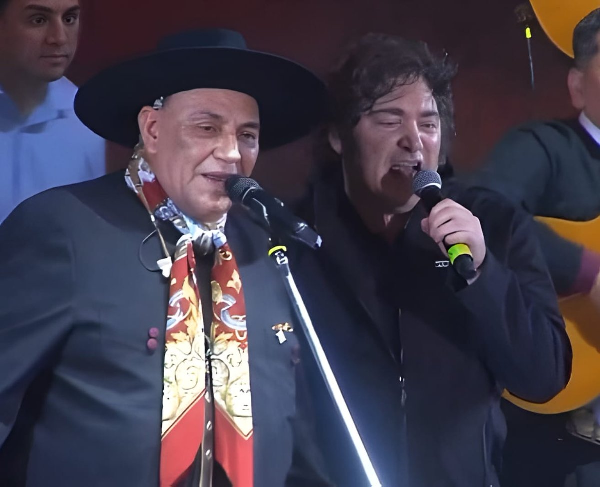 Uno es un fascista, garca y sexualmente reprimido.
El otro también.