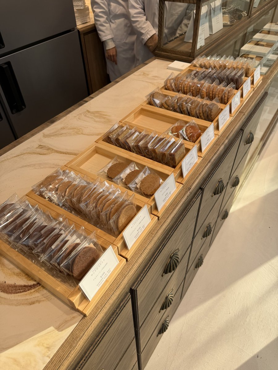 uenokuromon's tweet photo. 高輪ゲートウェイのシヅカ洋菓子店、並ばずに買えるしバラ売りもあって良き🍪 https://t.co/X1C3xUkY5L