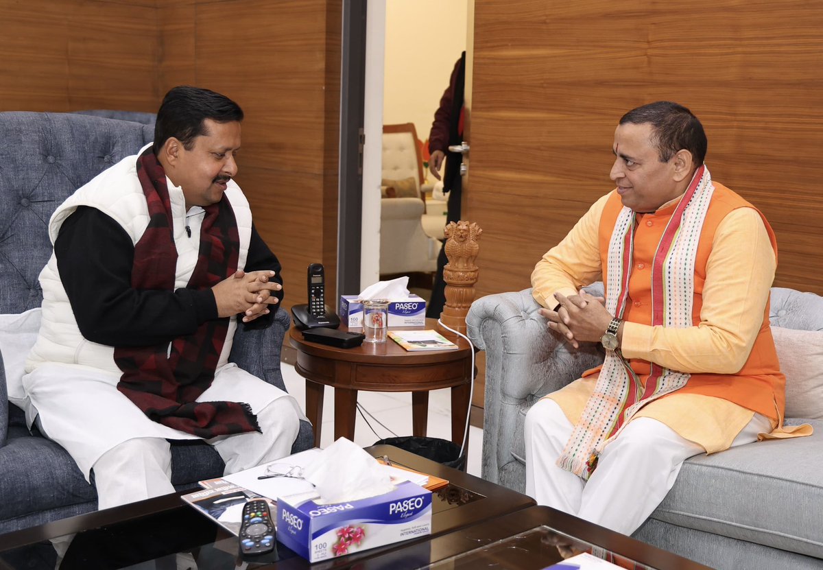 Sunil_Deodhar's tweet image. आज @BJP4India मुख्यालय में राष्ट्रीय कार्याध्यक्ष मा. @NitinNabin जी से भेंट हुई। उन्हें भविष्य के उज्ज्वल यश एवं सफल कार्यकाल हेतु हार्दिक शुभकामनाएँ देते हुए मेरे द्वारा संपादित मा. @narendramodi जी के चुनिंदा भाषणों का संकलन #NamoSamvad भेंट स्वरूप प्रदान की।