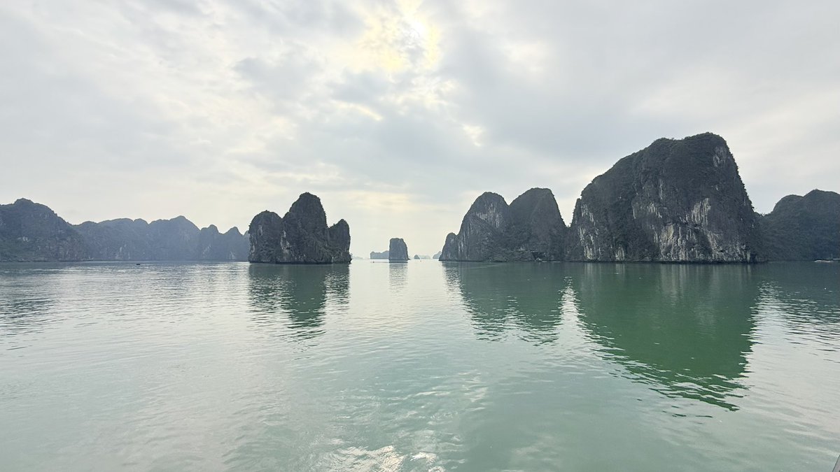 chiyi0's tweet photo. 獨木舟輕行奇岩環抱
#下龍灣 #HalongBay https://t.co/sUJ2MorozN