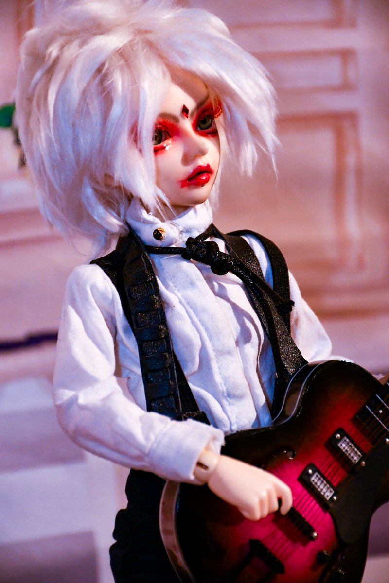 Waru_Chibi's tweet image. クリスマスに貰った新しいギターはReiki人形の物になった。めっちゃ似合うね
人形写真を投稿するのは久しぶりです。楽しんでシェアしてね！
The new guitar I got for Christmasis now Reiki-Ningyo's. It suits him so well
It's been a while since I posted doll photos. enjoy &amp;amp; share
#kizureiki