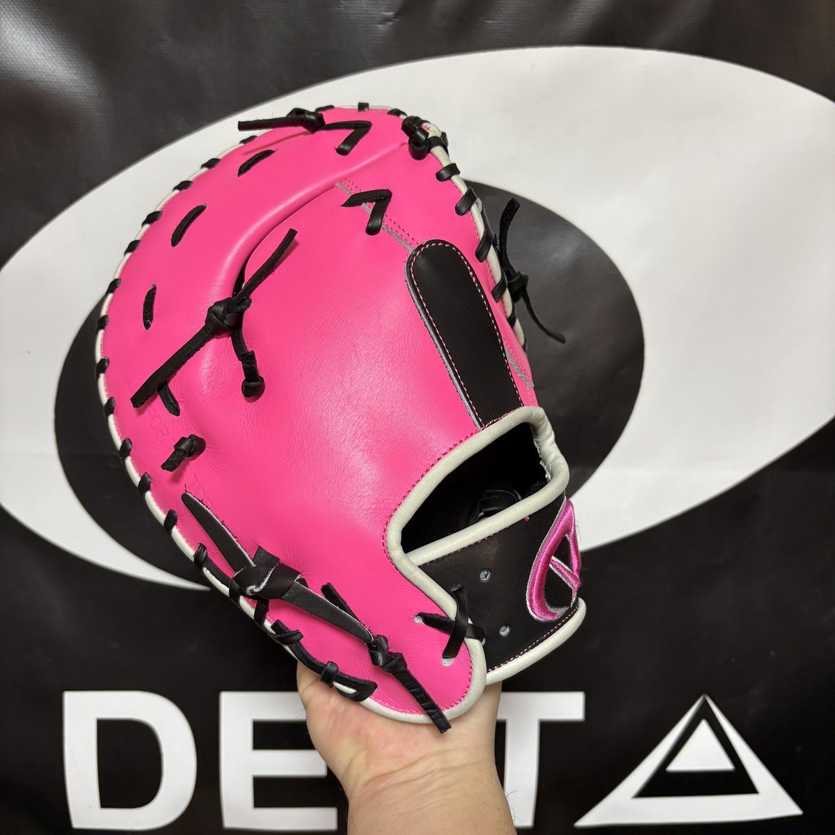 ピンクは吹き付けのコーティングレザーなので水を弾き型付け難しいかも