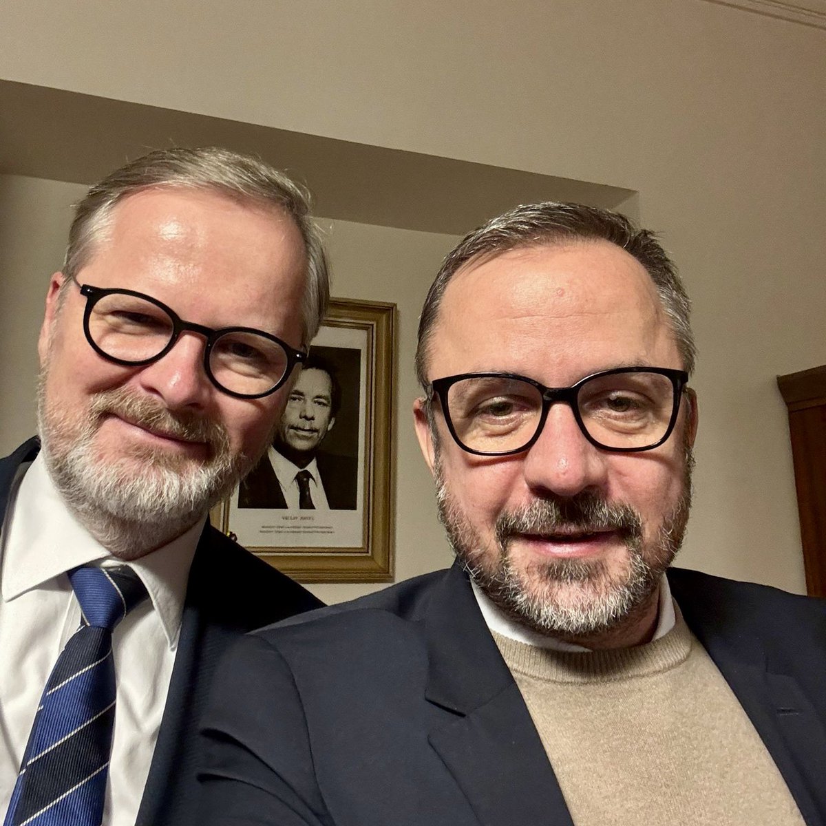 zenisek_m's tweet image. Děkuju @P_Fiala za fantastický projev i za vše, co DOSUD udělal. Na jeho cestu do obléhané Ukrajiny nikdy nezapomenu – tehdy ukázal, že odvaha a slušnost patří k síle a že Česko má znovu velký respekt. 

Tahle země takové osobnosti potřebuje. Věřím, že má pořád co nabídnout. ✌️