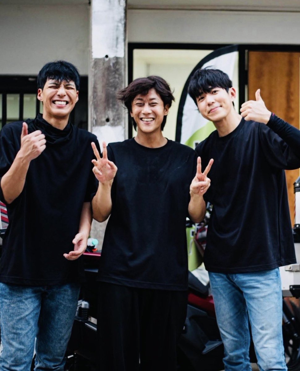 พี่จองคนเก่ง คนที่อวยพรให้ทุกคนสุขภาพดีเสมอ ใกล้วันเกิดพี่แล้วเราขอให้พรนั้นกลับไปหาพี่บ้างยังไงต้องสุขภาพดีตลอดนะ🩷 พักให้เต็มที่ขอแค่อัพเดทจากทางใกลให้ได้ชื่นใจก็พอแล้ว ค่อยกลับมาลุยต่อ ทางนี้จะรอวันแก้งส์ดอกรักแบ่งบานอีกครั้งนะ #พี่จอง