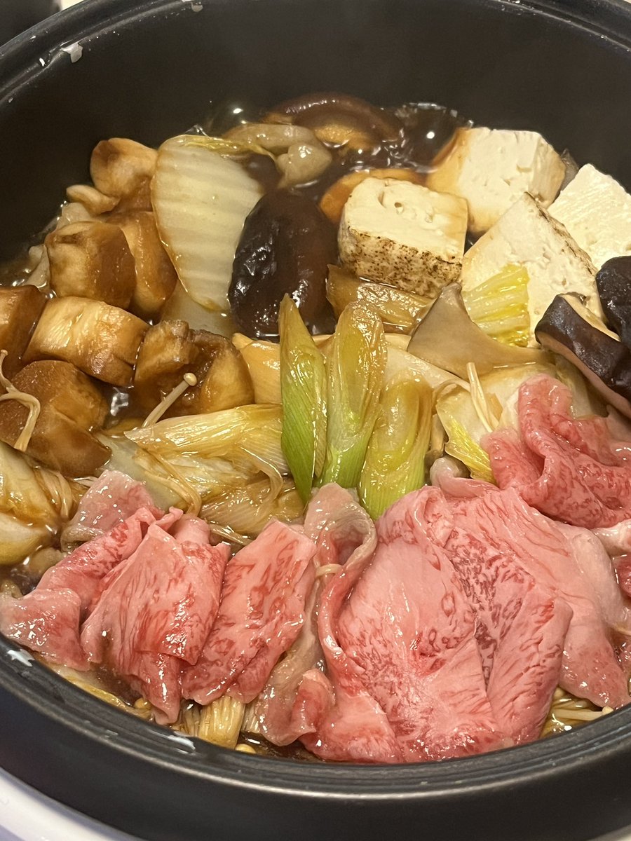 何でもない日に、天明をすき焼きと共に🍶
メロン系の香りで、優しい甘みフレッシュな味わいで何の引っ掛かりもなく胃へ流れ込む。少し物足りなさを感じるけど、Arc13度でクピクピと呑んでしまうヤバーいお酒😊酔っちゃうよ〜🥴美味しい☺️
#天明 #中取り弐号 #純米生酒 #美山錦 #福島県河沼郡 #曙酒造