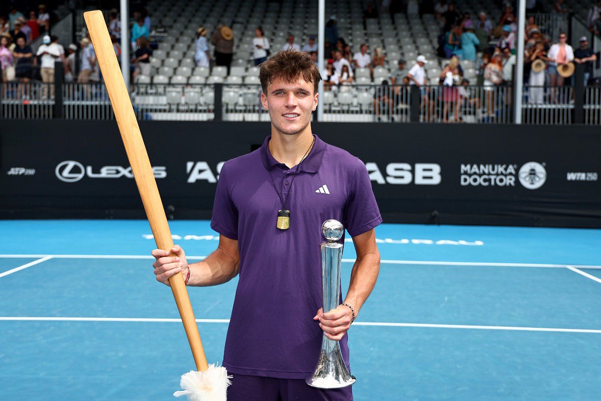 WeAreTennisTR's tweet photo. Jakub Mensik, Auckland’ta finalde Sebastian Baez’i 6-3, 7-6(7)’lik setlerle mağlup ederek şampiyonluğa ulaştı. 🏆🎾
20 yaşındaki raket, bu turnuvayı 2009’da kazanan Juan Martin del Potro’dan sonra en genç şampiyon oldu.
📸 Dave Rowland / Getty Images Turkey
#ASBClassic https://t.co/sf8hrGfDrM